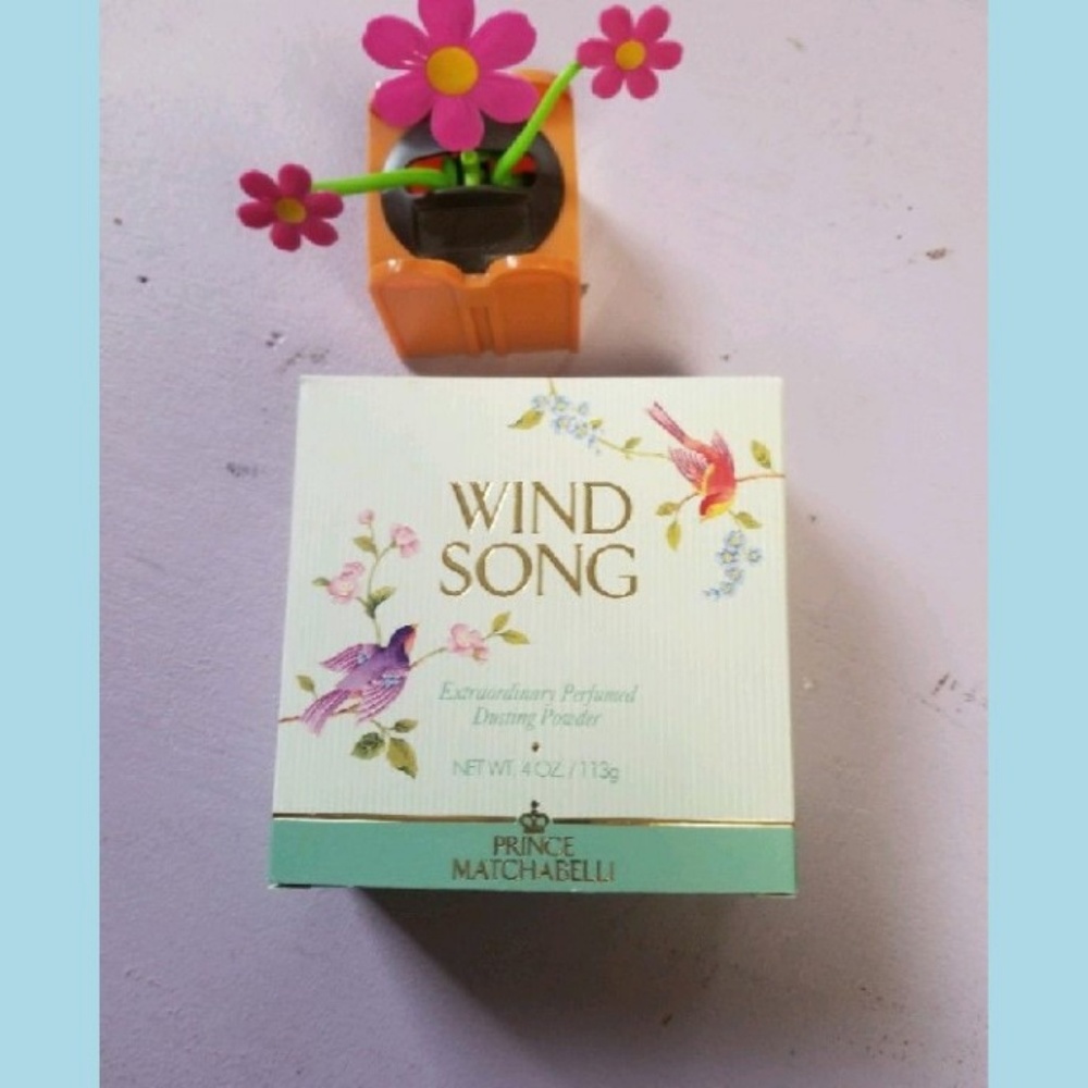 Wind Song 4oz Extraordinary Perfumed DustingPowder